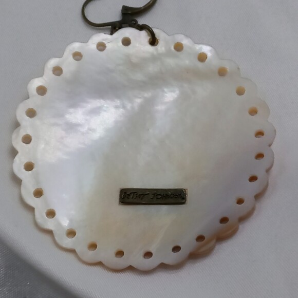 Betsey Johnson Earrings Kiss Lips Oversized Scalloped Edge Mother of Pearl Shell - Picture 6 of 11
